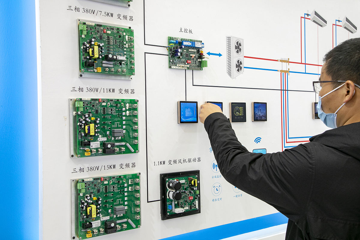 浙江 S 集团是一家研发和生产空调控制元件和零部件的企业其生产的零部件占全球智能空调配件市场 60以上的份额。至 2017年S 集团除国内工厂外还在美国、墨西哥、波兰等国家建有工厂。其国内工厂生产的产品除供应国内市场外还满足出口需求。2018 年在国内工厂产能饱和、订单不断增长的情况下S 集团入驻越南某工业园在买地自建厂房的同时租用厂房开展生产。据此完成 1~3 题。1影响 S 集团在美国、墨西哥