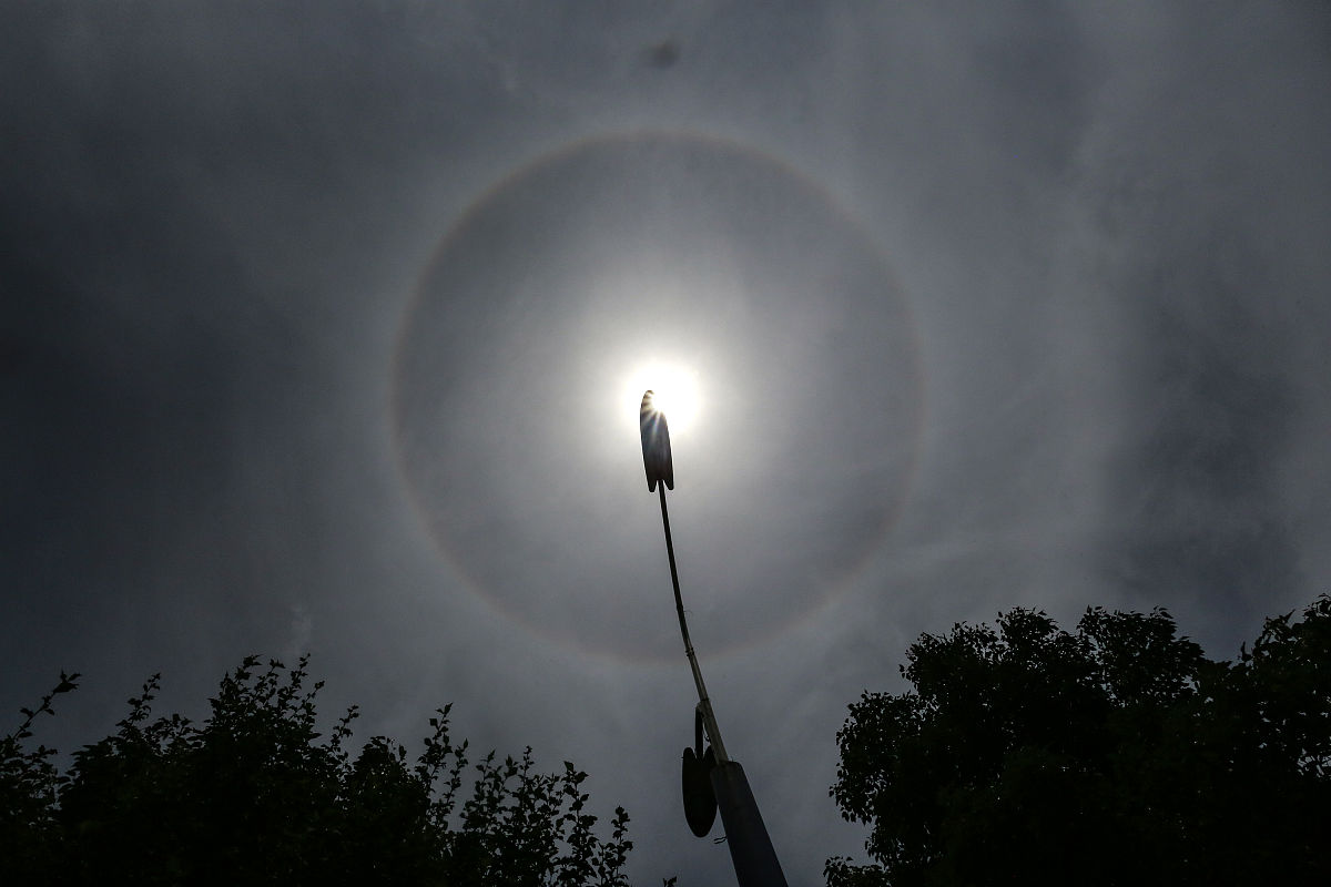 世界上是否存在鬼？请给出理由并举例说明支持观点的证据。为什么一些佛教的修行者能够察觉到开光的佛像或菩萨像甚至知道这些佛像的具体种类还有一些算命的人能够准确预测一个人的未来并且预测结果非常接近呢？有人认为鬼只是一种带电的粒子寄生在某些物品上但是这些现象又该如何解释呢？