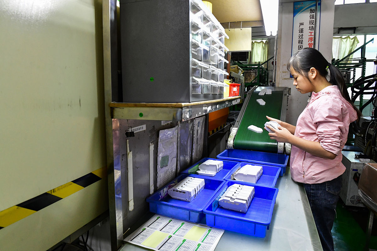 车间通道遵循的原则首先应严格遵循安全生产的6s管理制度。1整理——将工作场所的任何物品区分为有必要和没有必要的除了有必要的留下来其他的都消除掉。 2整顿——把留下来的必要用的物品依规定位置摆放并放置整齐加以标识。 3清扫——将工作场所内看得见与看不见的地方清扫干净保持工作场所干净、亮丽的环境。 4清洁——经常保持环境外在美观的状态。 5素养——每位成员养成良好的习惯并遵守规则做事培养