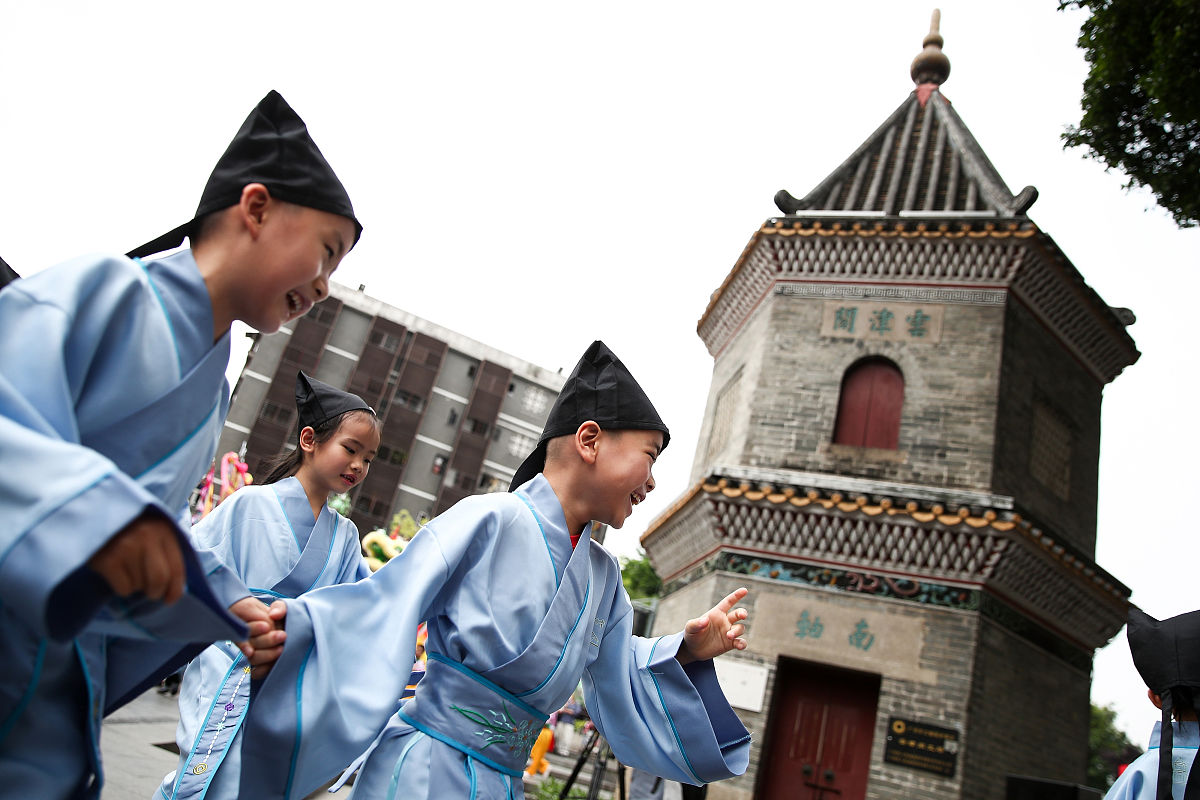 改写一下China with its rich and profound historyproudly showcases a lively traditional culture that continues to influence the nations identity and values