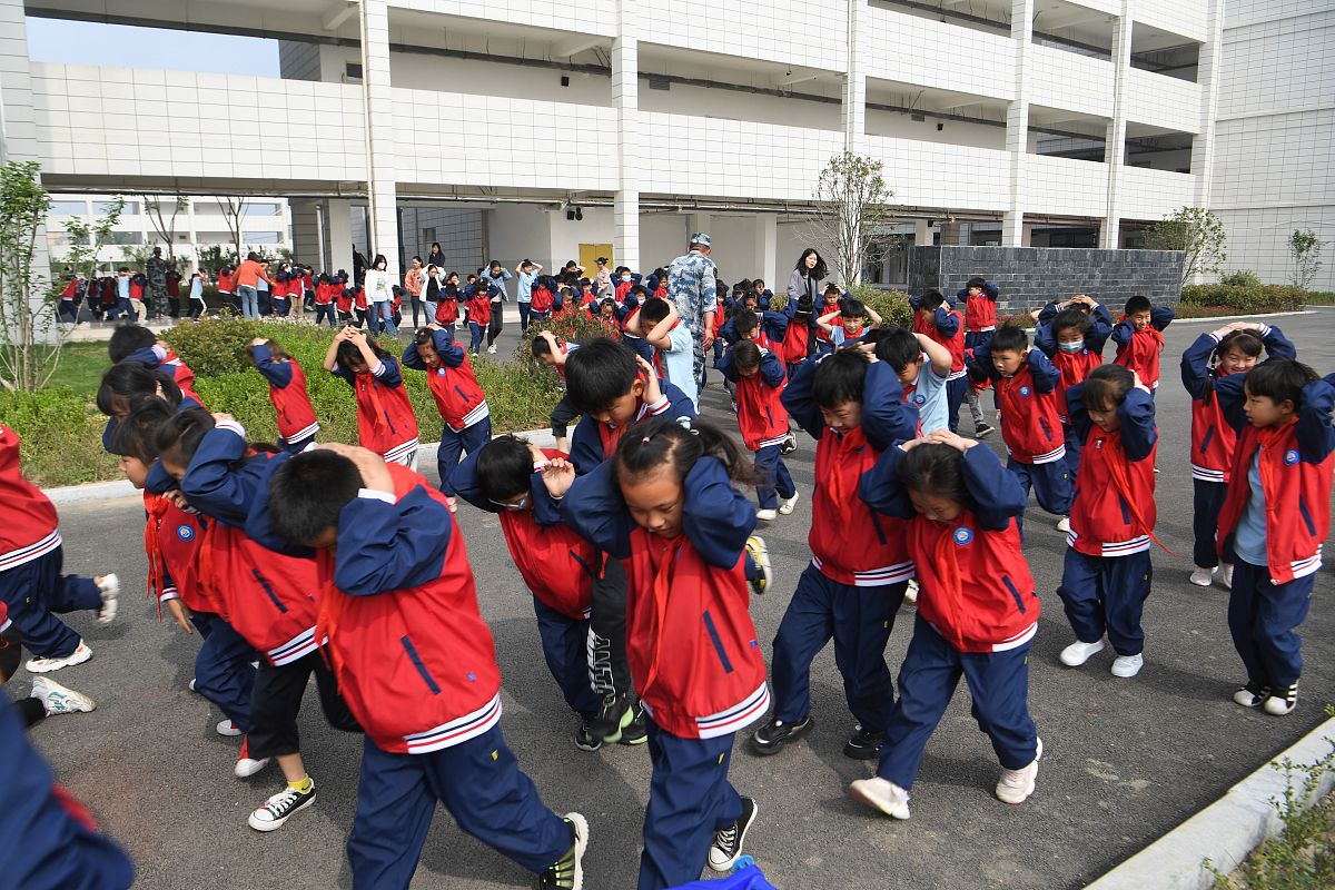 2021年5月12日,安徽省亳州市第五小学的小学生正在进行防震逃生演练.