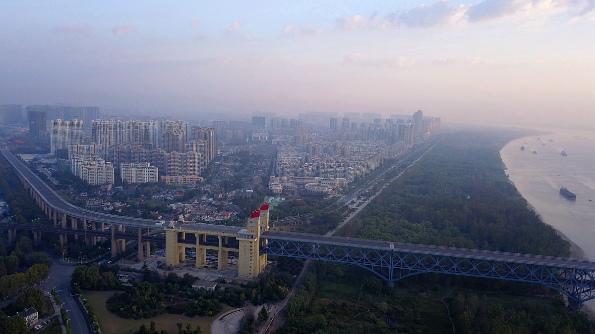 2018年10月13日,正在封闭大修的南京长江大桥.(航拍图)