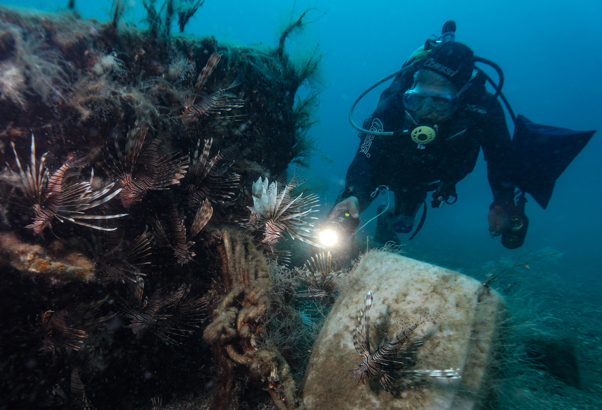 探索深海：解密深潜探险的神秘与危险