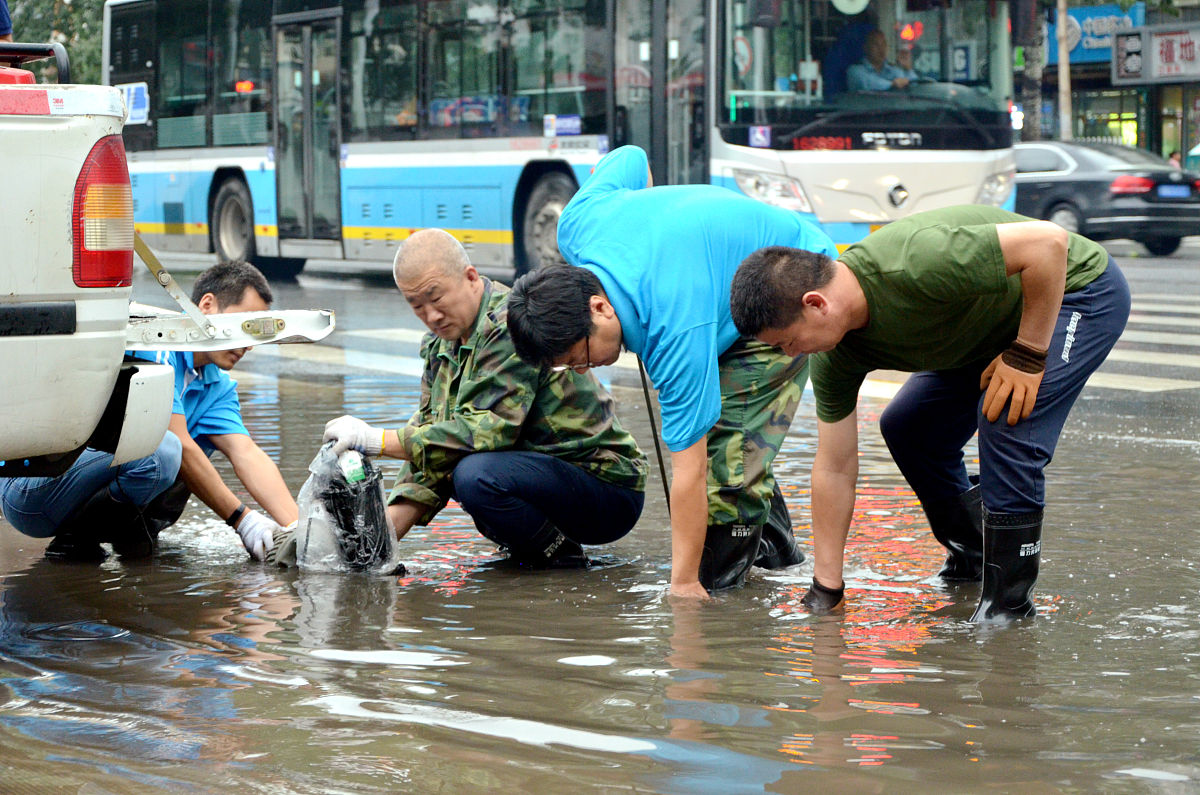 写一篇居民参与社区治理的国内外研究述评