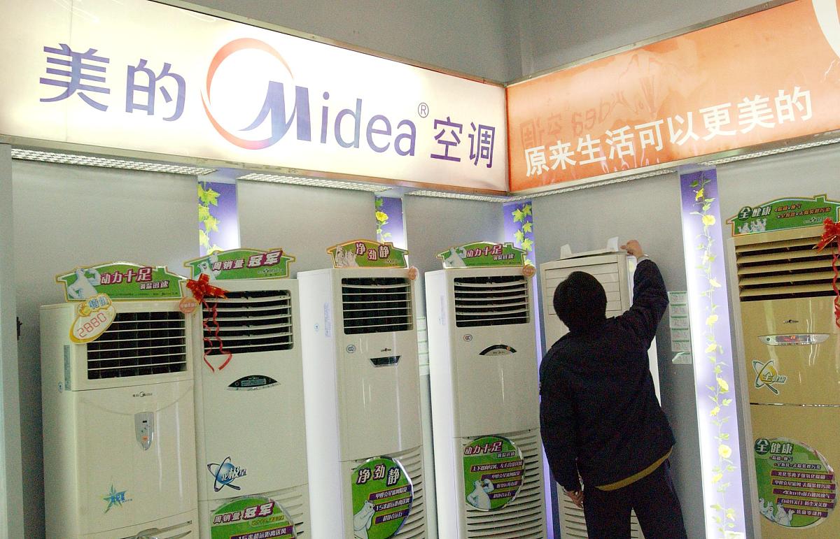 美的集团针对指定型号的大家电产品提供一年内若出现性能故障可享受直接换新机的服务权益激活存量市场促进更为节能、舒适、环保、健康的家电产品快速进入市场。重新写这段话表达相同的意思但是看起来不一样帮我论文降重重新来