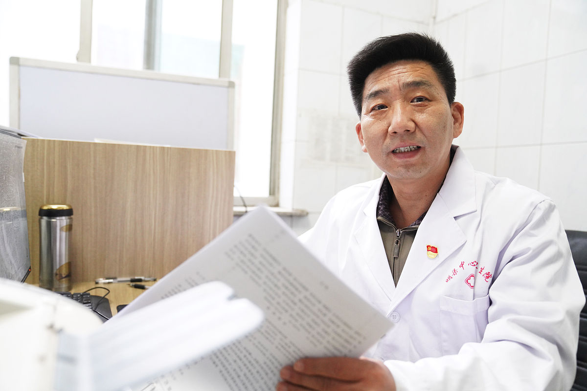 用新闻体裁重新编辑以下文章一面是居高不下的口腔致癌率一面是依旧繁荣的槟榔产业槟榔的命运充满着矛盾。