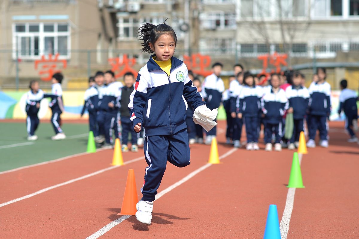 2022年3月1日,在青岛重庆路第二小学,孩子们利用课后服务时间进行体育