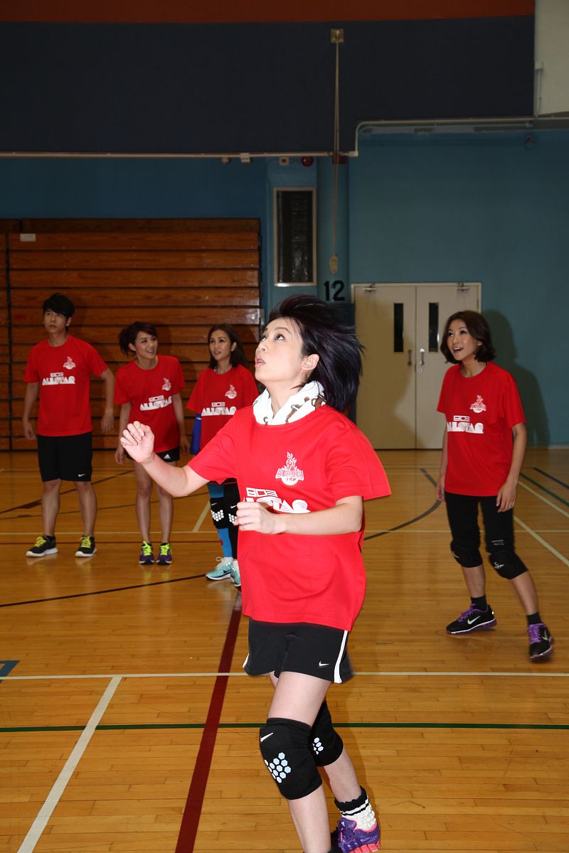 写一篇作文运用动作、语言、神态描写举20个生动形象的例子说明体育老师努力教学知识面广