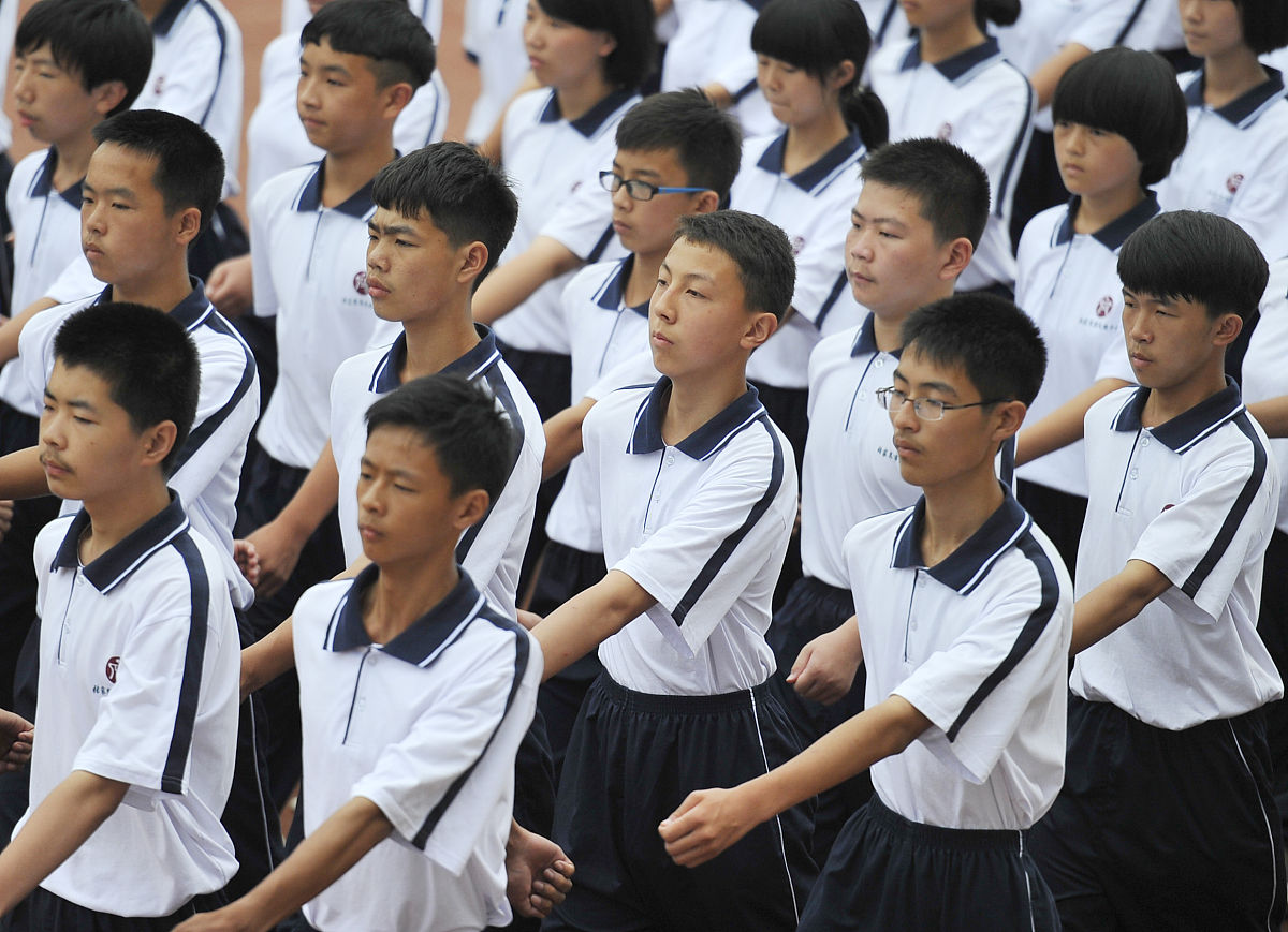 2014年8月28日,在湖南省张家界市民族中学操场,学生们正在进行走齐步