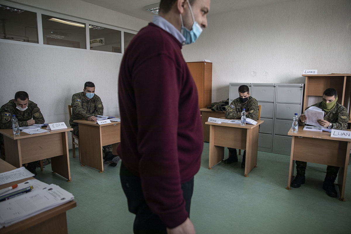 当地时间2021年2月25日,科索沃ferizaj,士兵和军官接受全方位培训,要