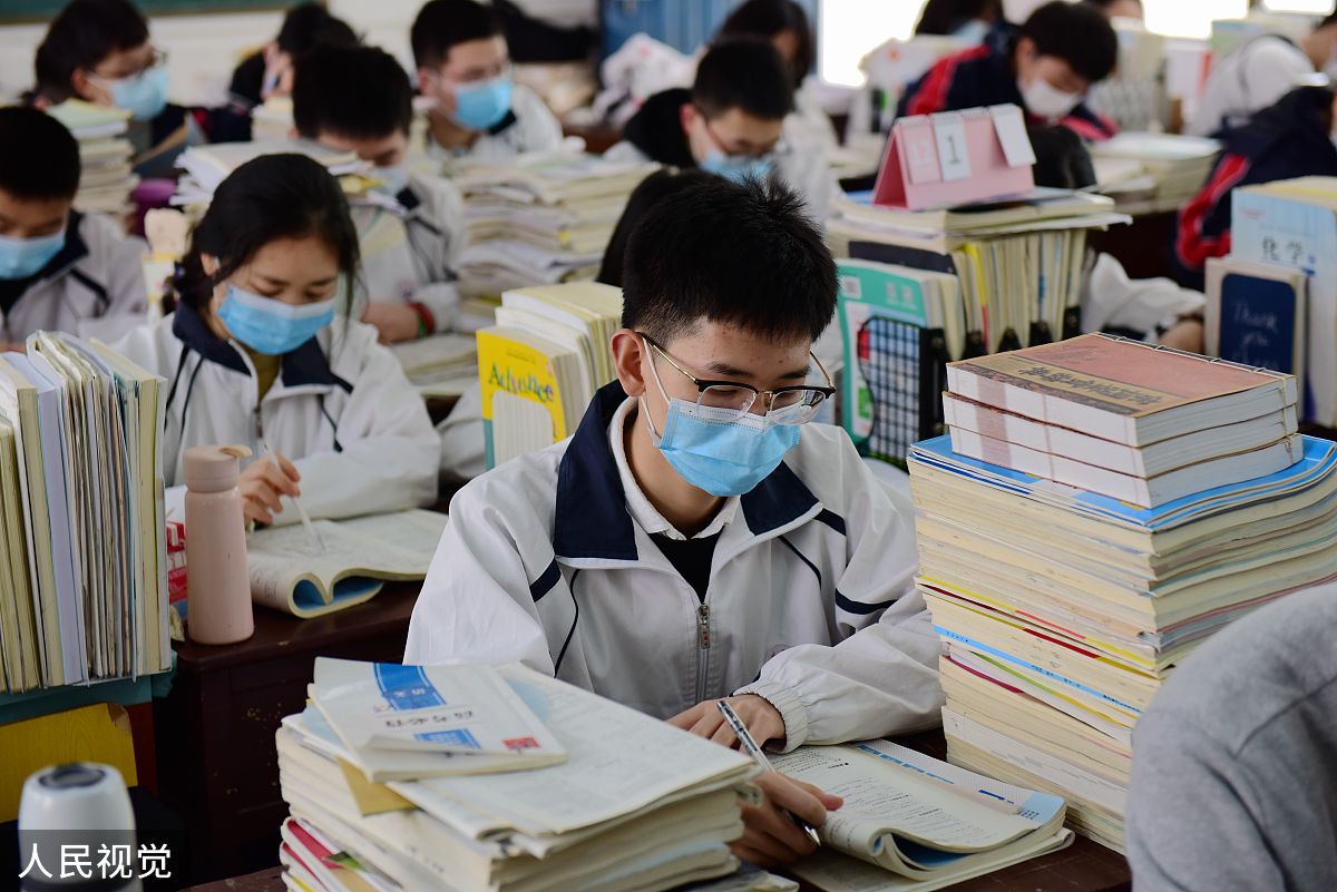 2020年4月7日,湖南郴州第三中学高三年级学生在教室里复习.