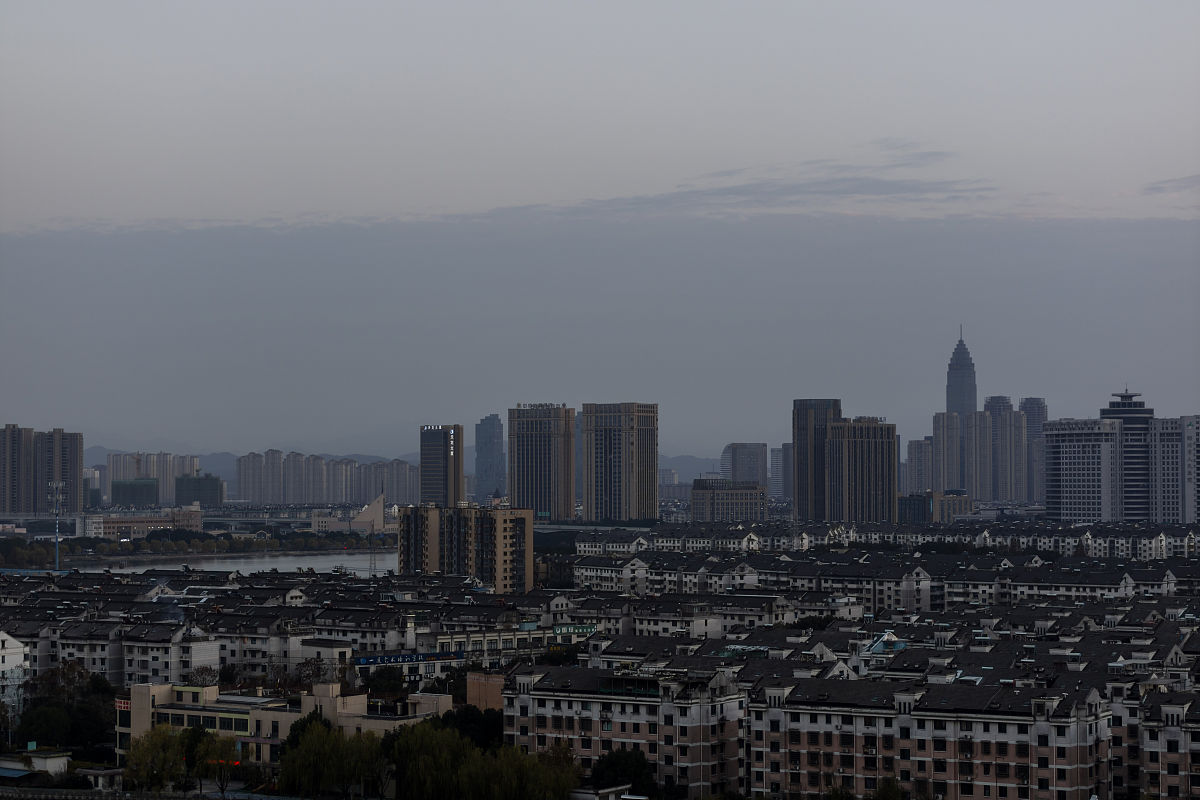 2021年12月23日,浙江绍兴,受冷暖空气影响,傍晚云彩如线条.