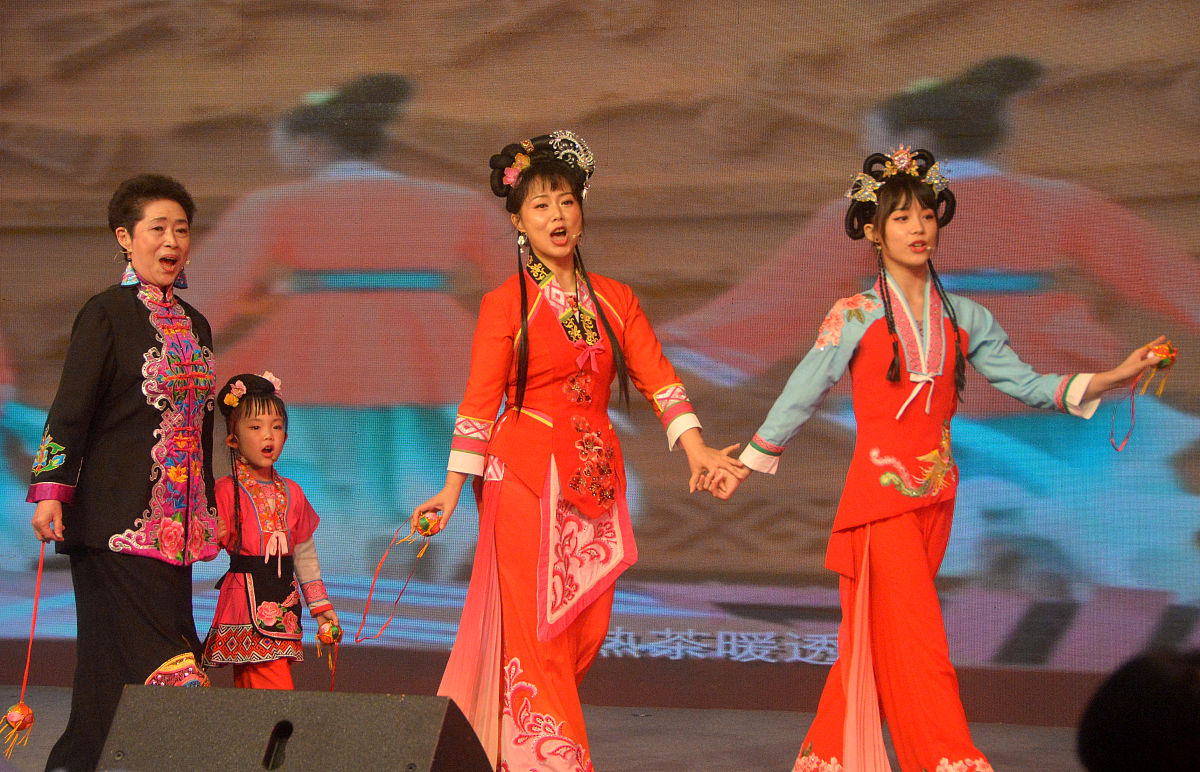 六一儿童节黄梅戏表演：打猪草对花，精彩绝伦！