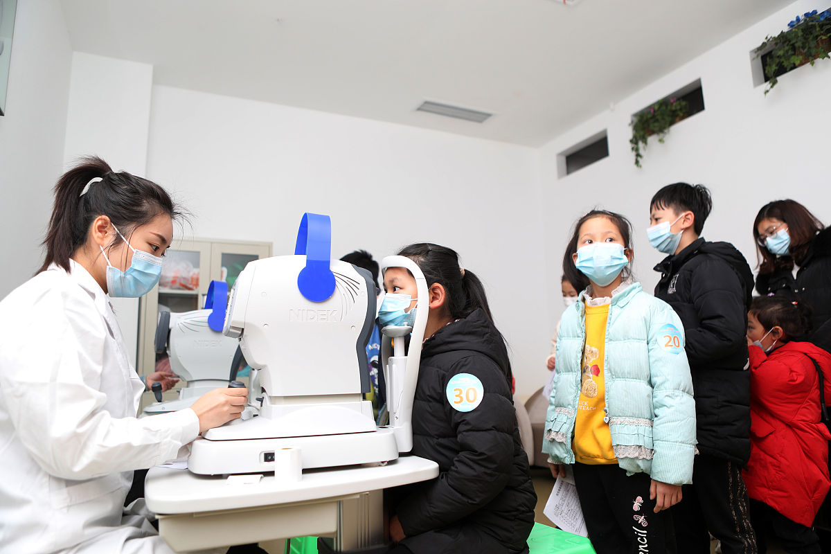 2021年12月5日,重庆,医务人员给孩子们检查视力.