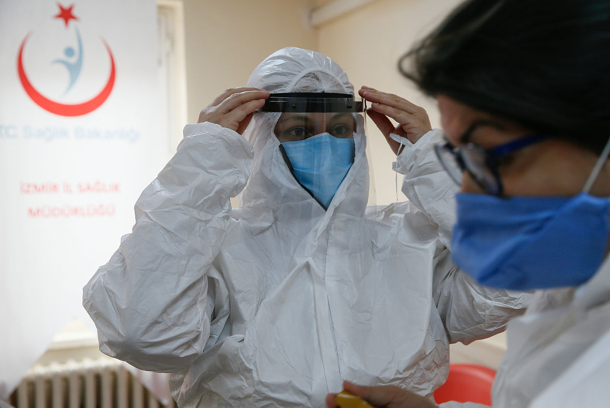 SQL查询：过去一年每个月的销售额、卖出商品数和新增用户数