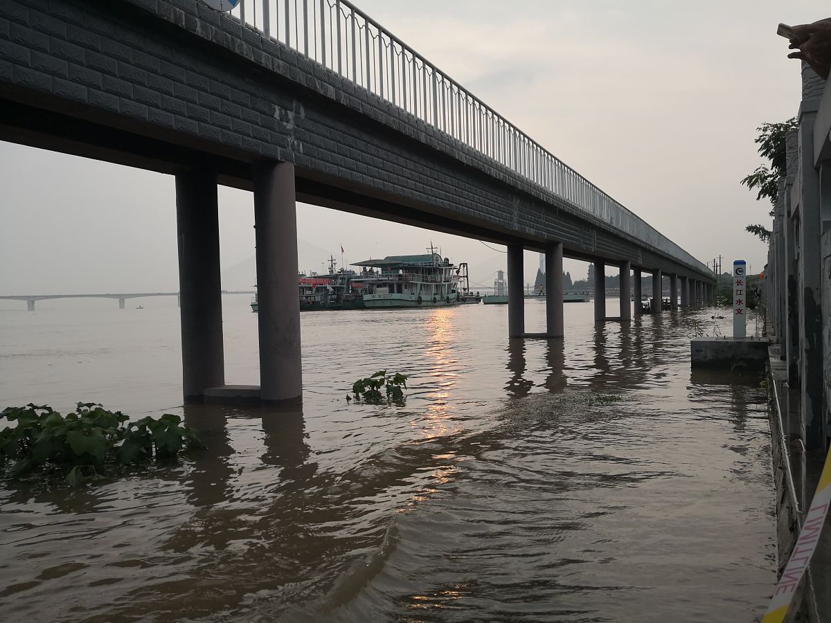 2020年7月20日,湖北荆州,沙市水文站水位已接近警戒水位.