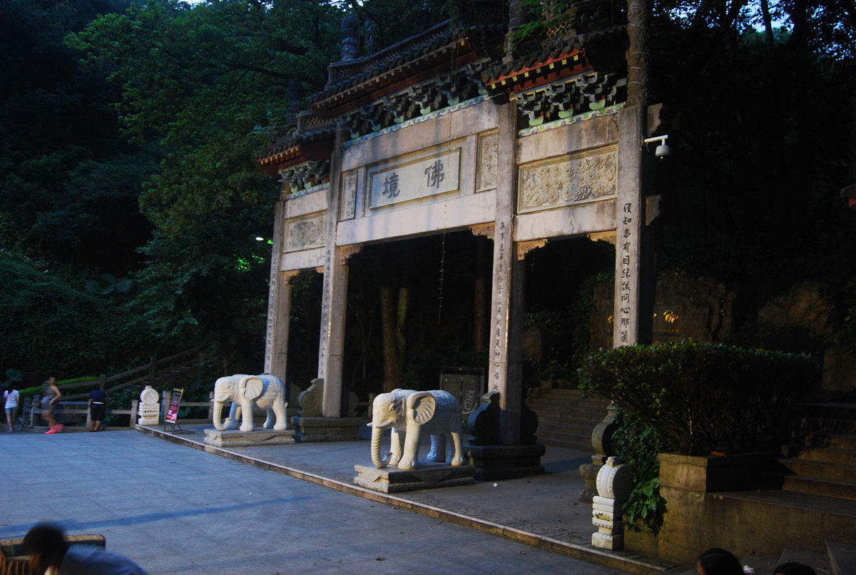 研究显示现阶段游客对旅游景区的要求不仅仅只是美丽的景色更多的是对景区的文化底蕴和历史背景的了解和感受。然而在白云山景区中游客对文化底蕴的期待并没有得到很好的满足。 续写