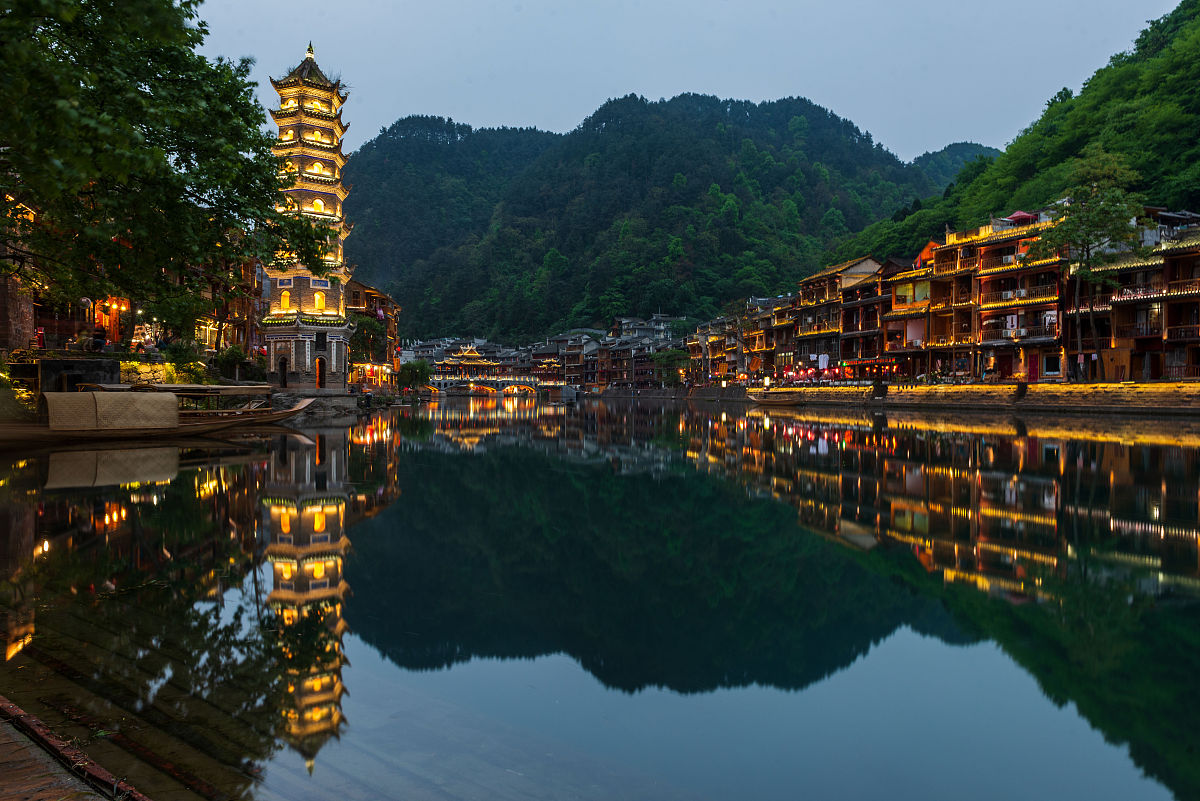 我想去湖南旅游为期两天预算5000请你以导游的身份给我一份攻略。