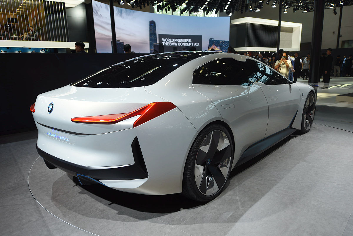 2018年4月25日,北京,参观者在观看宝马的 i vision dynamics概念车.