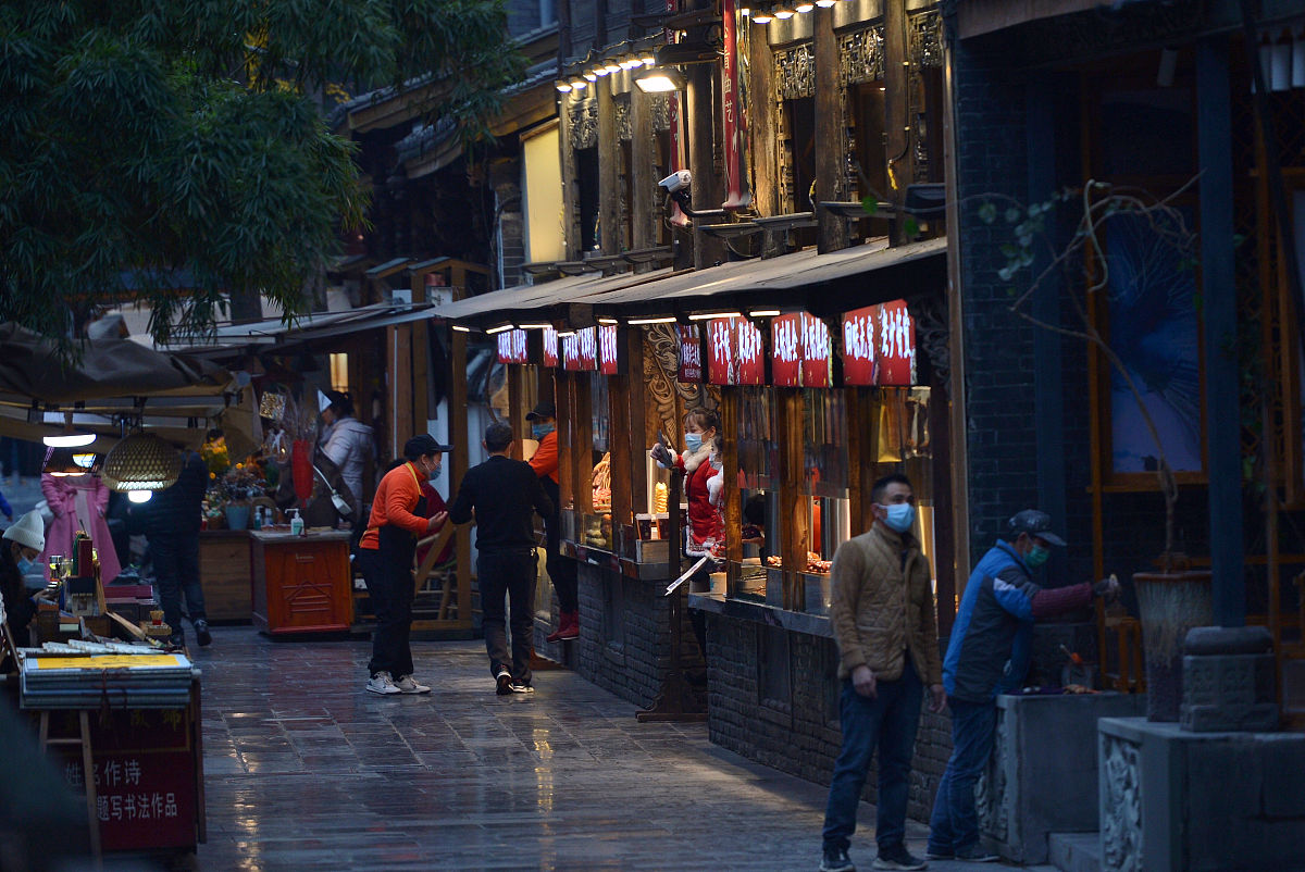 请把下面这段话流畅的重复一遍1 传统与现代文化相融合的品牌定位宽窄巷子的总体定位是老成都底片新都市客厅总体建设目标是借助宽窄巷子蕴含的老成都生活文化背景将其打造为成都市的旅游地标。宽窄巷子的区域定位是根据三条巷子诠释的生活定义将宽、窄、井三条巷子各自的商业定位提炼为闲、品、泡。闲在宽巷子 以休闲文化为背景设置考究的私房菜、传统特色茶馆、典雅小酒馆、舒适客栈、老友相聚的会所等为怀旧休闲客构建情景消费