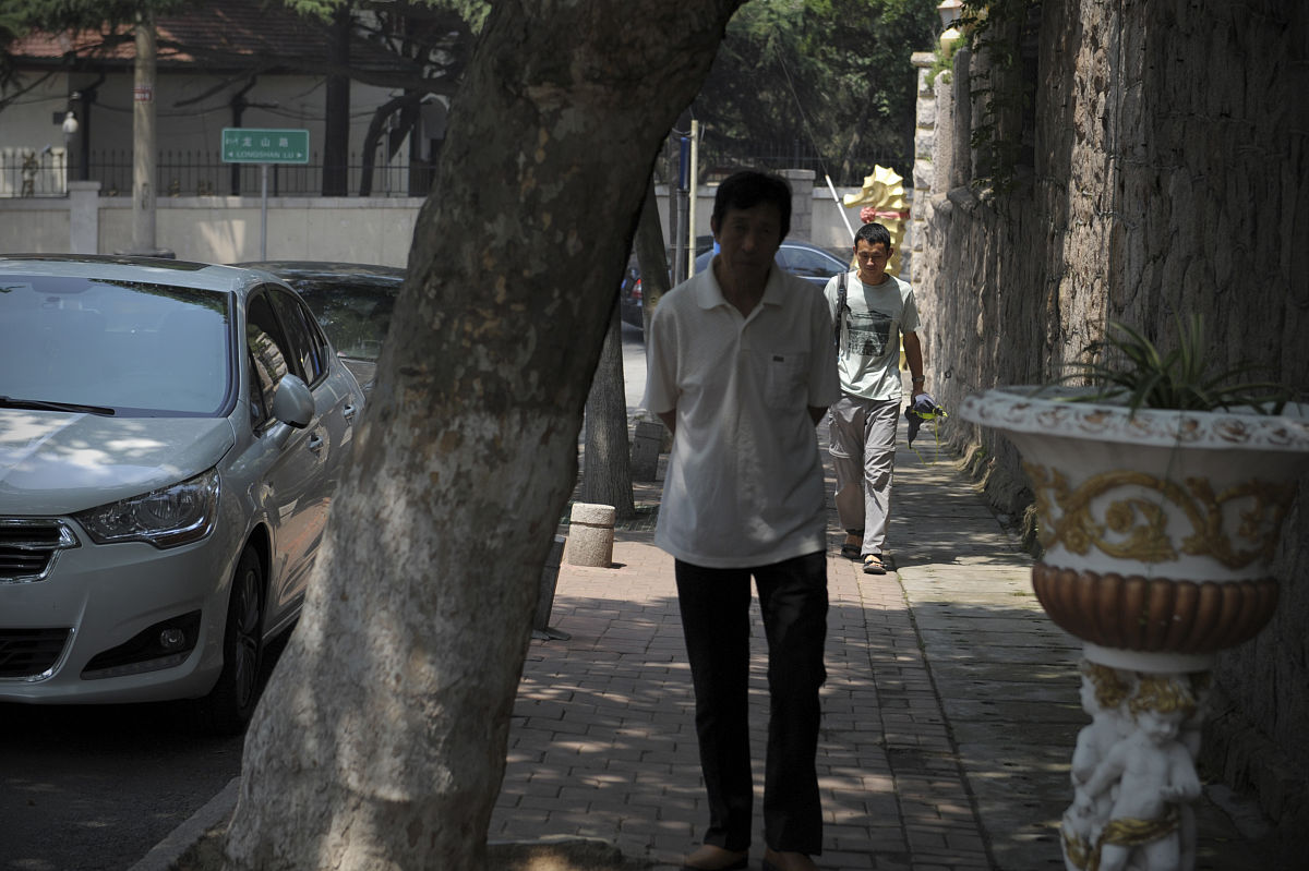 请你站在一名中国律师的角度告诉我当我花2400元买了12节小提琴课当时培训机构交钱后没有与我签合同并且没有给我发票。我只上了一节课对方就给我换了授课老师导致我不想再去上课了现在我需要申请退款对方拒绝了我要向法院起诉对方起诉的步骤是什么？我该准备一些什么材料？材料内容改如何写请给我一个模板。