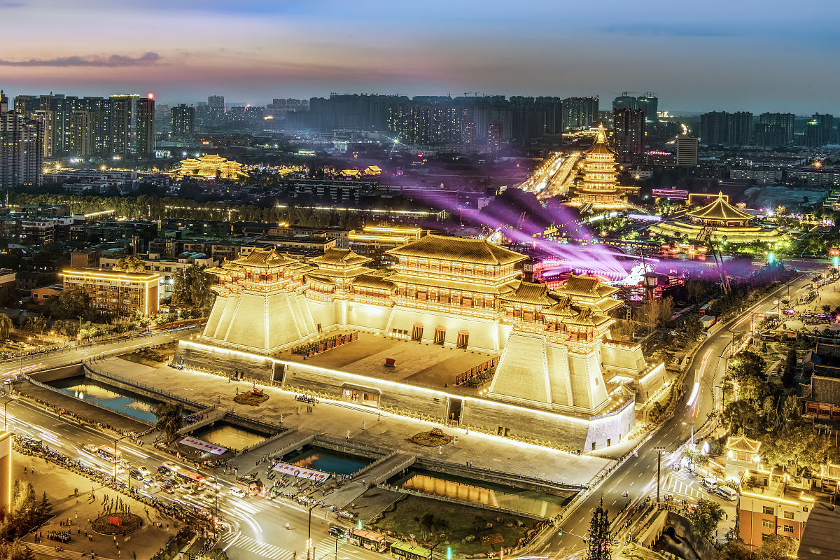 2021年6月25日,河南洛阳,夜晚灯光将古都装扮得格外美丽,令人陶醉.