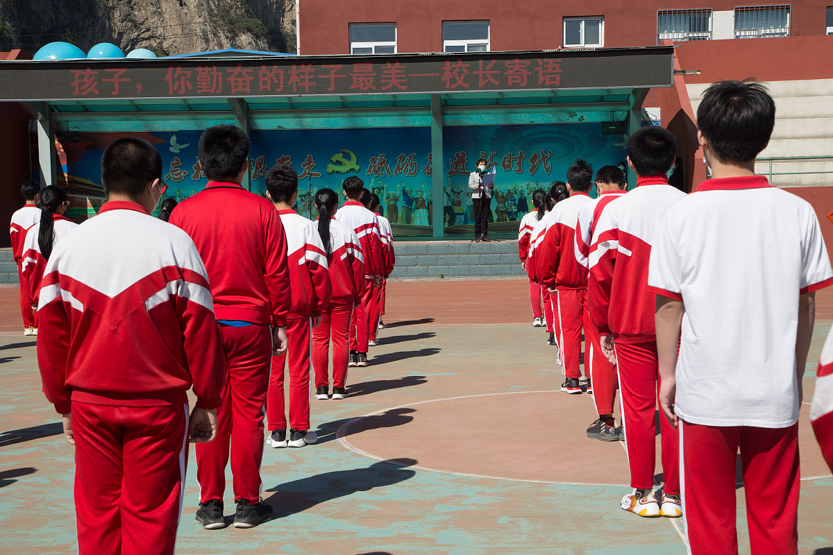 2020年5月11日,北京,门头沟区妙峰山民族学校举行升旗仪式.
