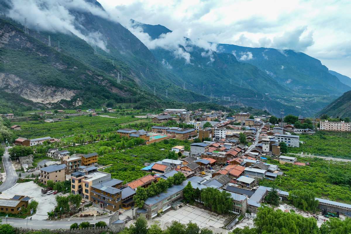四川省甘孜藏族自治州泸定县湾东
