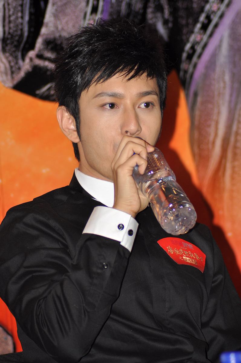 2010年7月6日,上海,电影《唐伯虎点秋香2》新闻发布会.黄晓明+++_+++