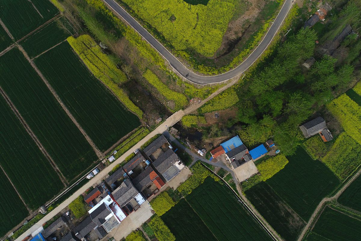 要求你以太阳真大写一首藏头诗