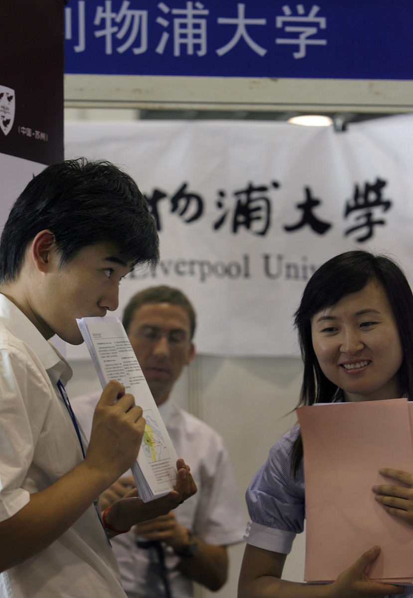 2007年6月10日,南京2007高校招生志愿填报咨询会上,留学中介机构吸引