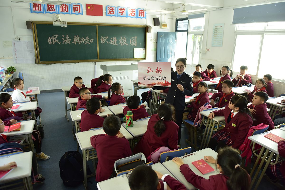 正确的直接的中肯的雅致的客观的完整的立体的全面的辩证的形而上学的雅俗共赏的一针见血的直击要害的