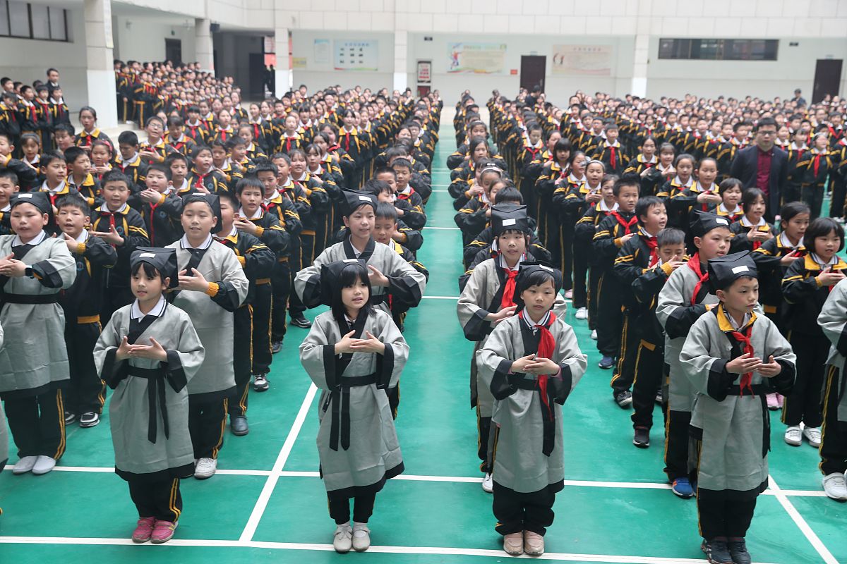 众人齐声朗诵的声音让我感受到了经典文本的（）以及文明的厚重。补充括号