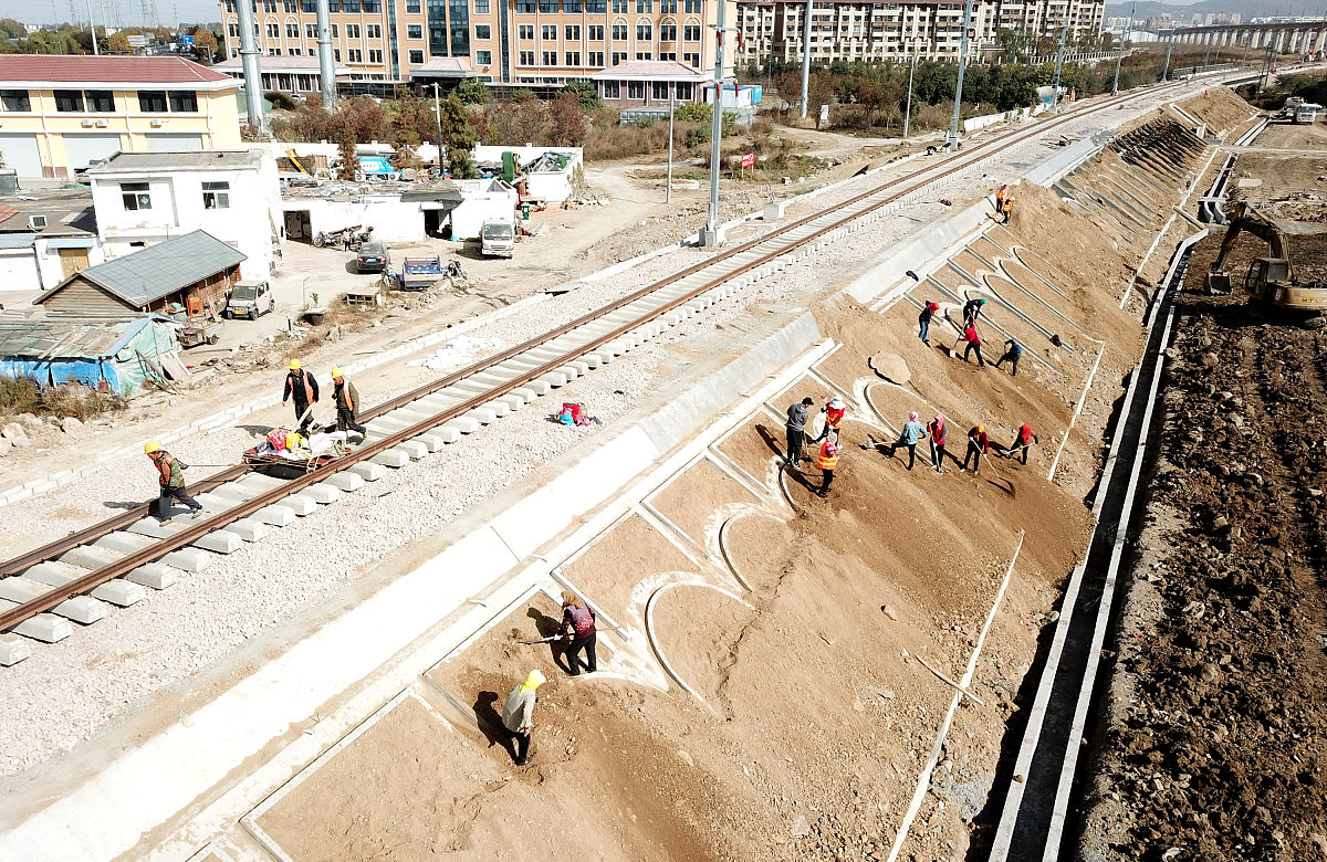 铁路拨道对路堑对站场工程的影响分析
