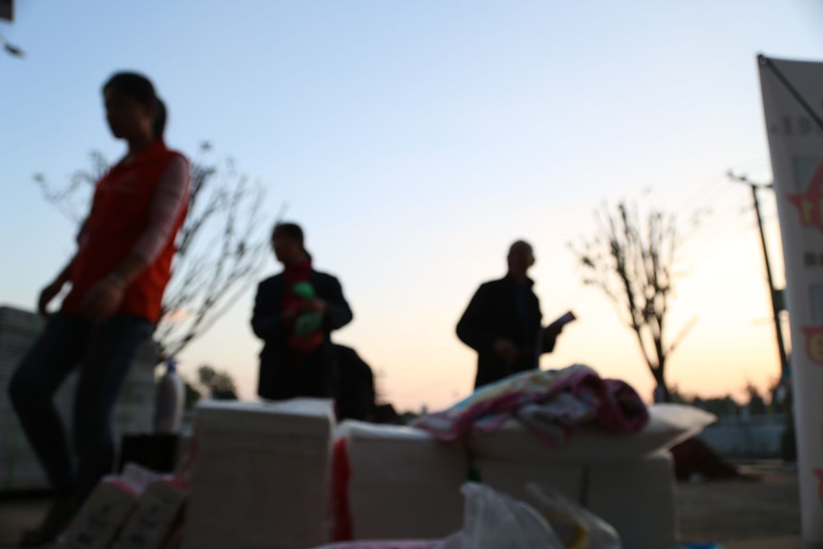 2015年11月5日,湖南郴州,返乡女青年雷建芳与姐姐和姐夫在集市上租了