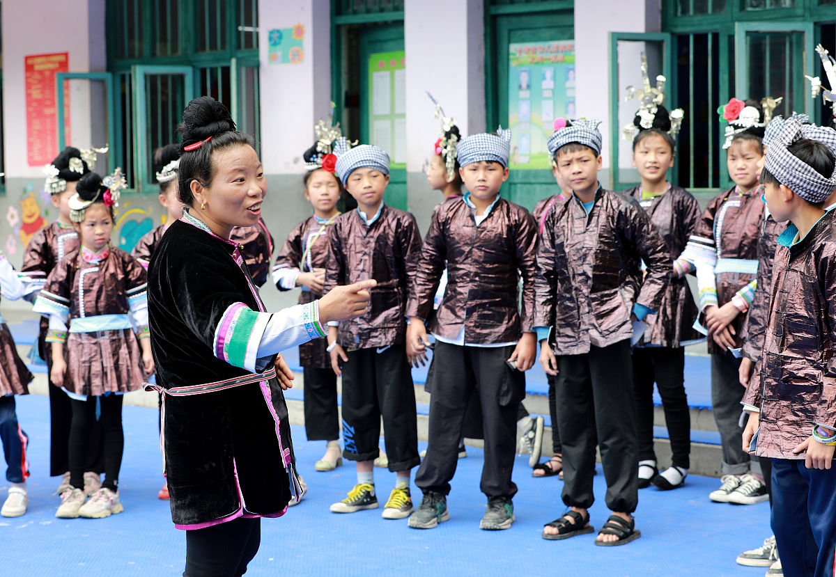 2021年5月25日,在贵州省从江县高增乡小黄小学,侗族歌师潘锦莲在教学