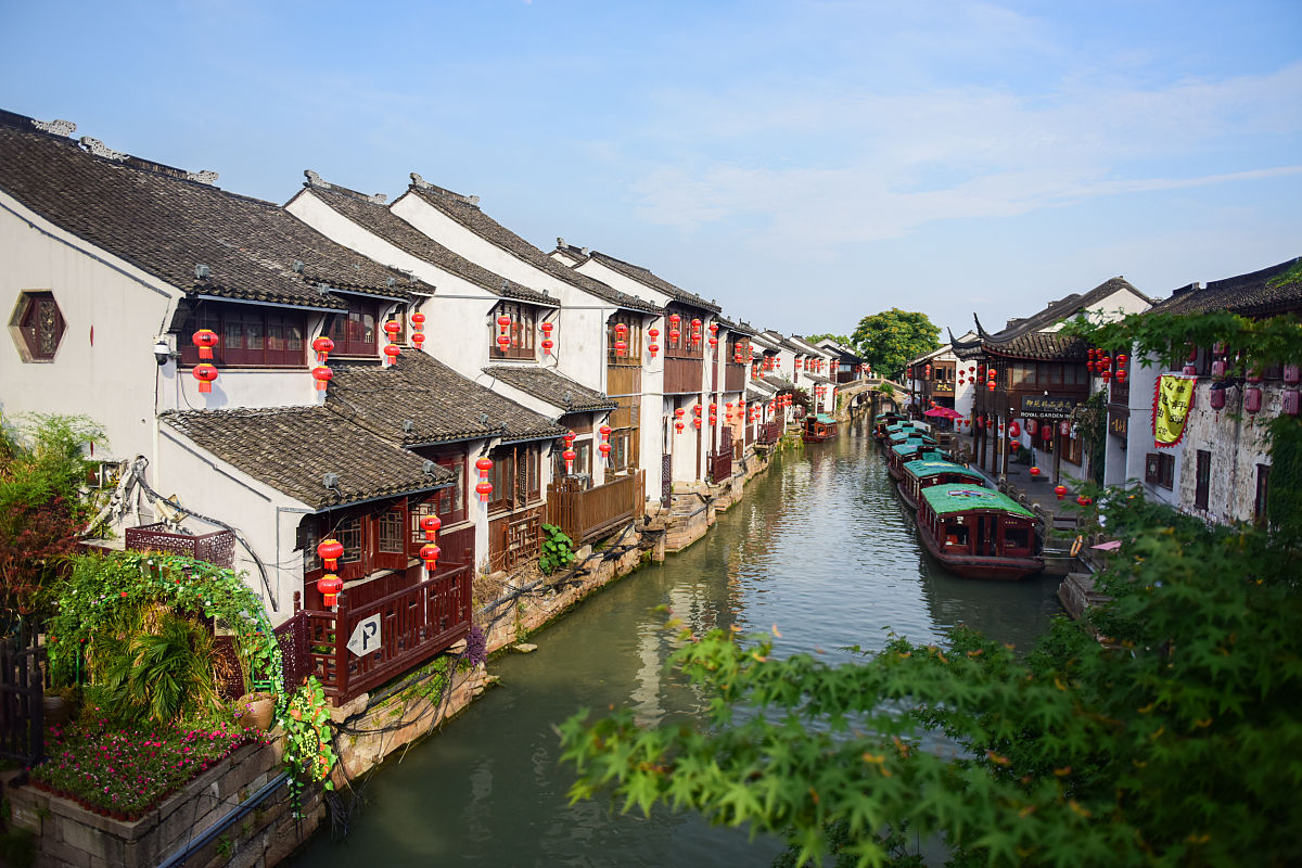 2020年6月2日,苏州,碧空万里,山塘街风景美如画,吸引中外游客前来观光