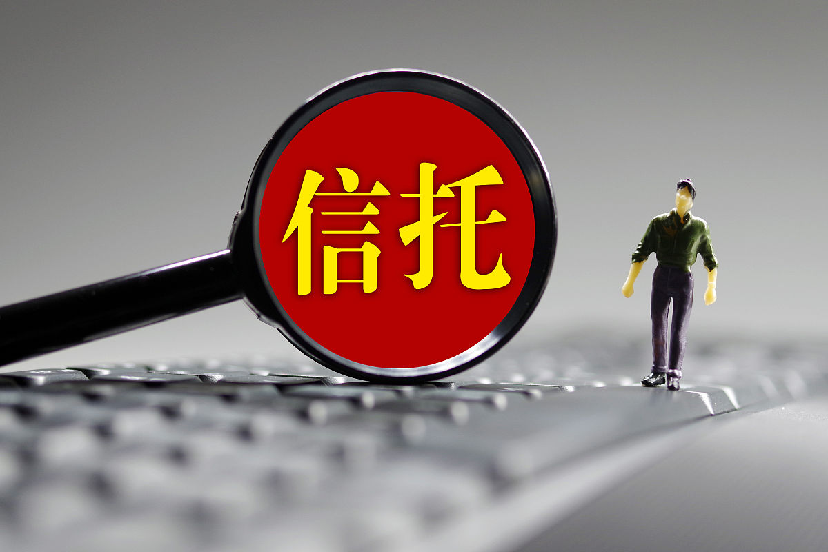 帮我个忙请问您需要什么样的帮助？我们会尽力为您提供帮助。把以下这句话改写显得不像AI辅写一种是在证券发行之前进行披露另一种是在证券在上市之后进行的继续信息公开。不同于通讯不发达时期熟人社会中进行的金融交易相比现代资本市场是一个涉众性的资本流通网络它的所有参与者都是陌生的是非人格化特征。资本流通的效率受到了交易的安全性和交易的便利双重影响。所以一个市场能够继续发展下去的基础是诚信。