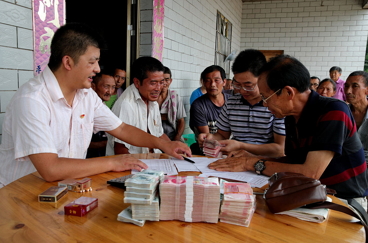 纳溪村干部的工资待遇帮我用200字详细描述
