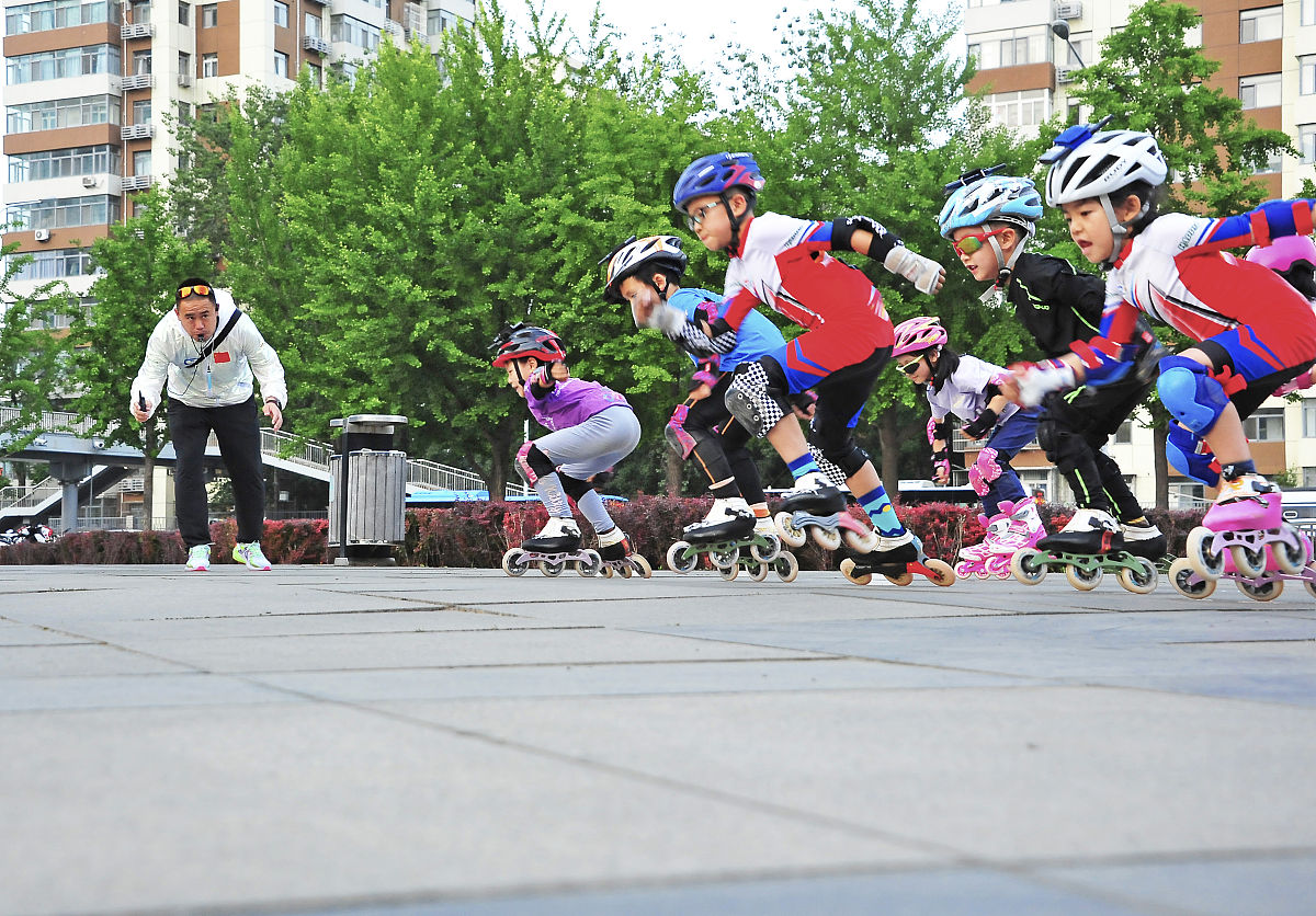 一位同学双手的最大拉力为500-N现在他用一个动滑轮和一个定滑轮组成的滑轮组最多能提起的物体重为