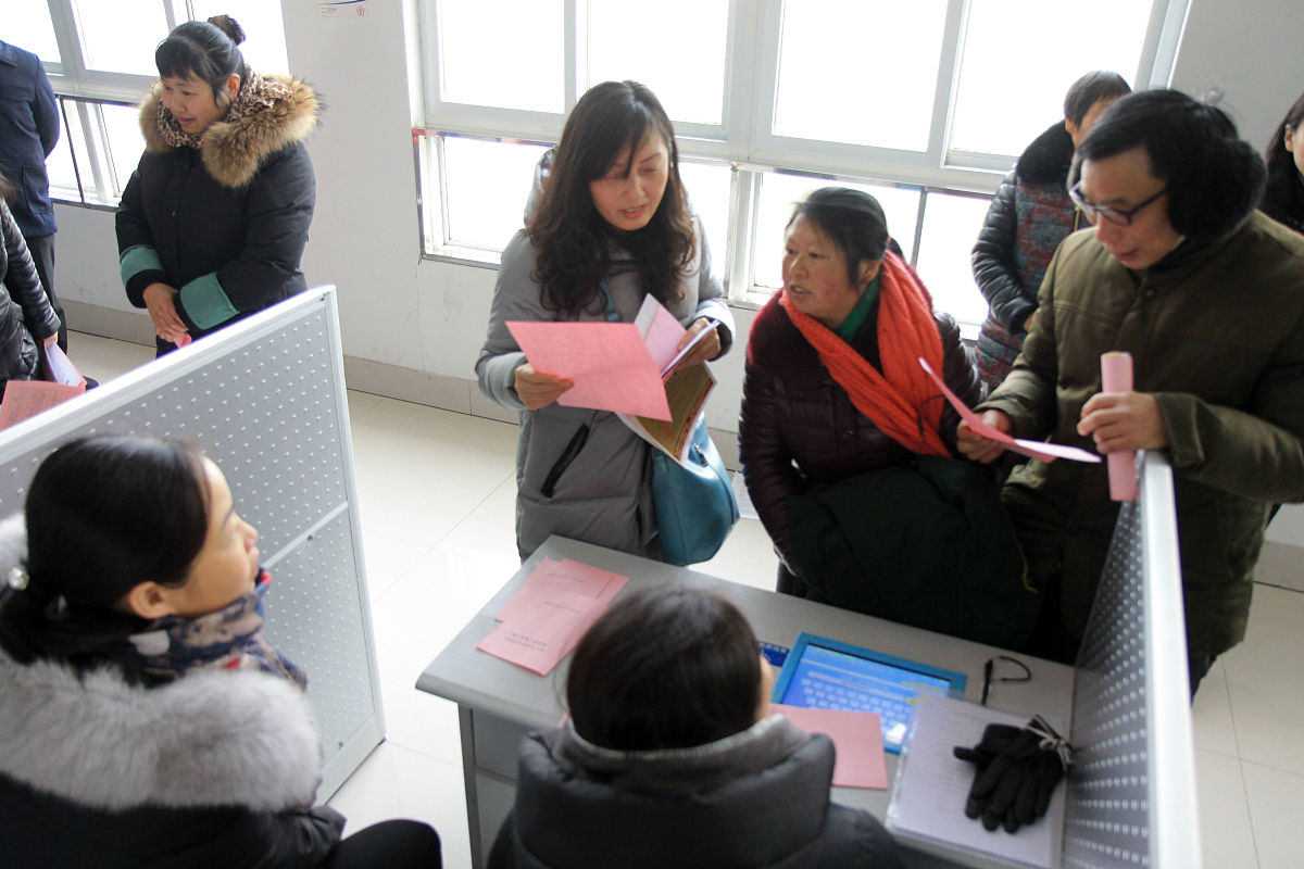 帮我写一份模拟政协以大学生如何开展社会调研为主题的主持稿