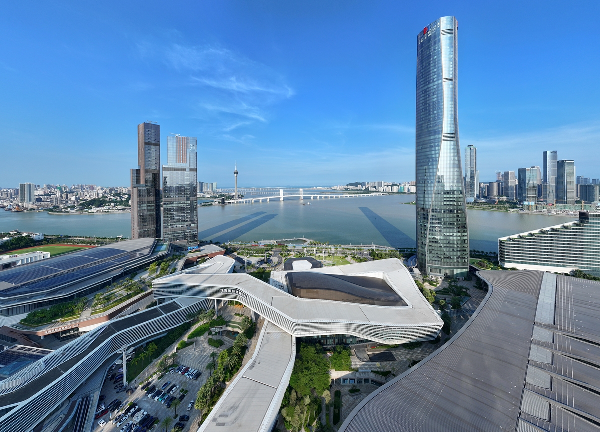 厦门地处我国东南沿海、福建省东南部与台湾隔海相望是闽南政治、经济、文化中心及著名的海港风景旅游城市和著名的侨乡也是祖国大陆对台和世界各国交往的重要基地作为海峡西岸的重要中心城市厦门具有巨大的发展潜力。换一个说法表述上面一段文字区别大一点