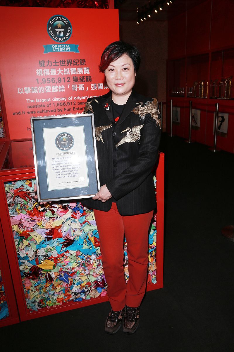 2013年4月17日,香港,粉丝为纪念张国荣合力折纸鹤破吉尼斯世界大全纪