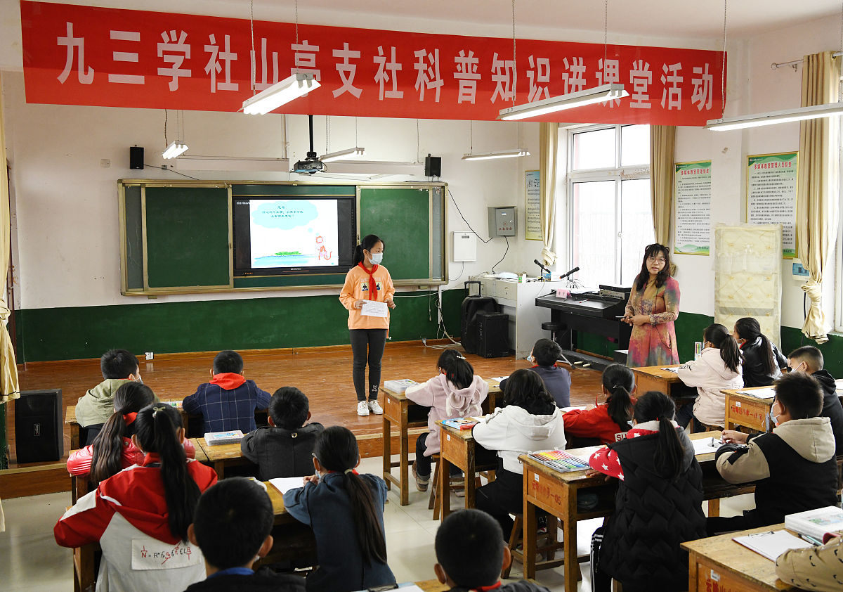 我需要一份4000字聚焦个人成长中心理问题大学心理课课后报告