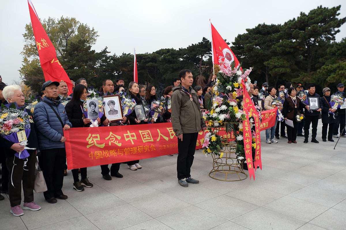 你是新闻报道员现在需要写一篇关于清明节期间基层部队徒步祭拜烈士的新闻稿件角度要新颖细节要丰富不少于1000字