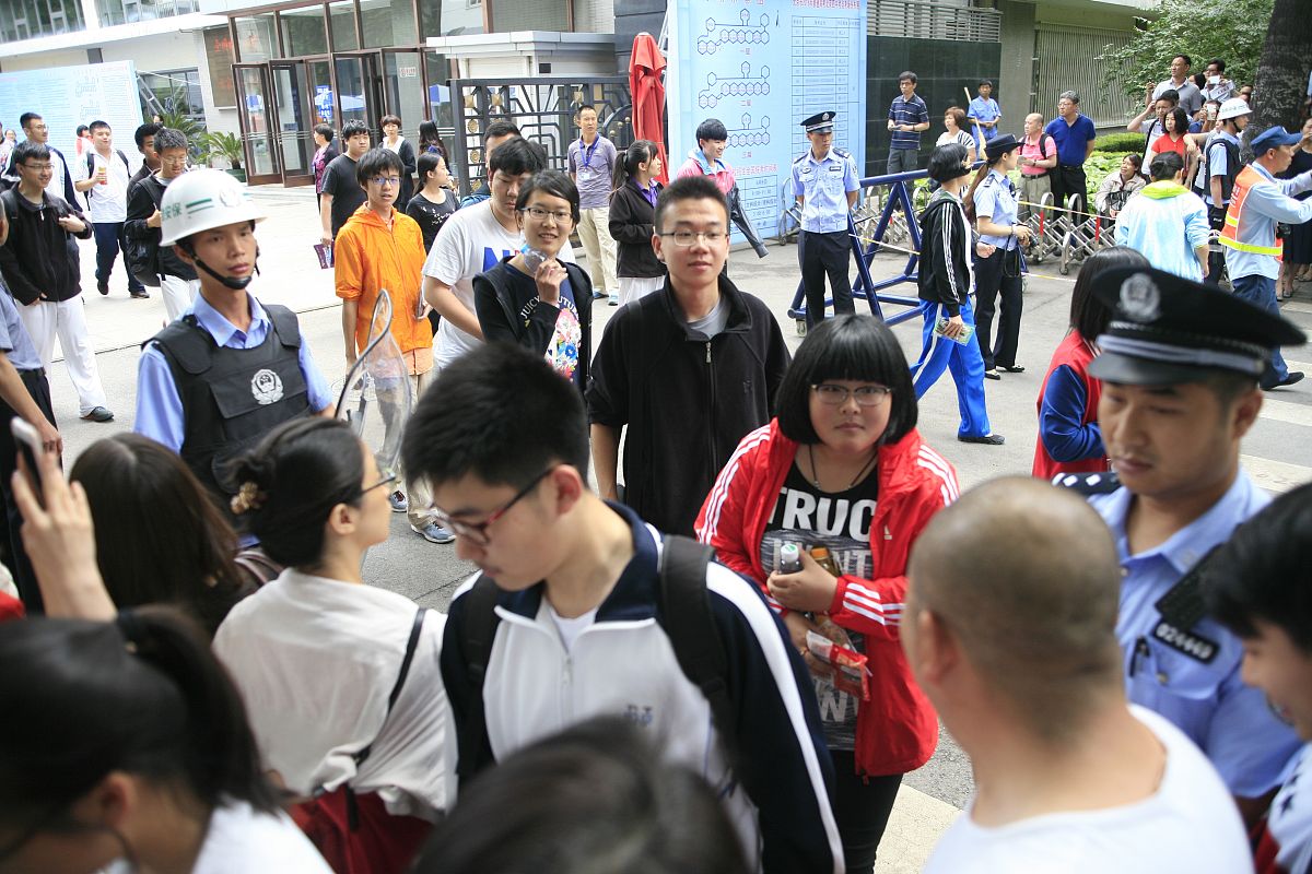 英语作文写一篇校报。作为校报记者通过采访校长报道学校食堂学生工罢工情况以下是采访内容：显而易见罢工已经持续了很长时间影响了学校的正常运行。 It is obvious that the strike has been lasting for a long time which has affected the normal operation of the school 很明显学生工并不需要更高的