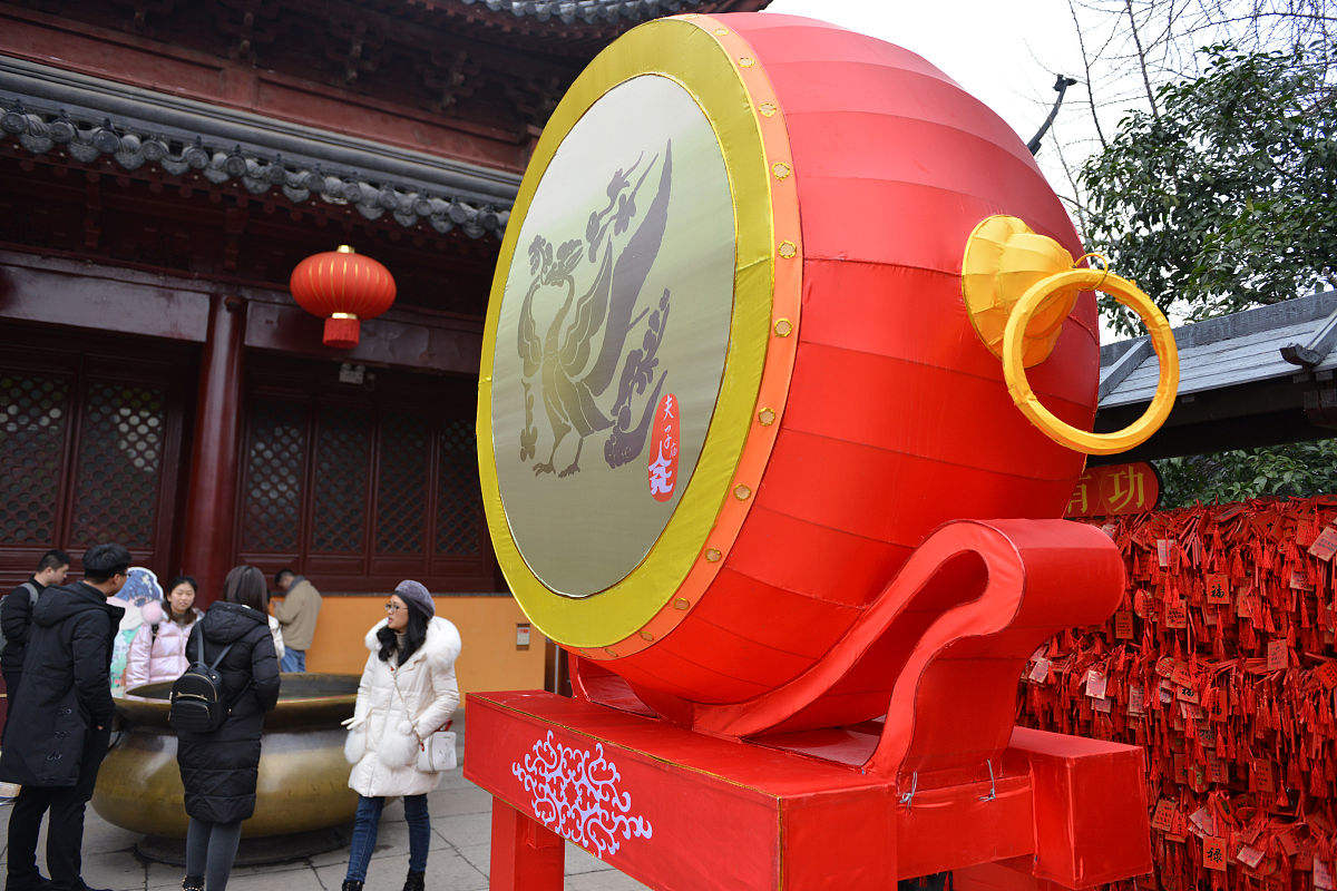 2019年1月7日,游客在南京夫子庙孔庙欣赏制作好的彩灯.