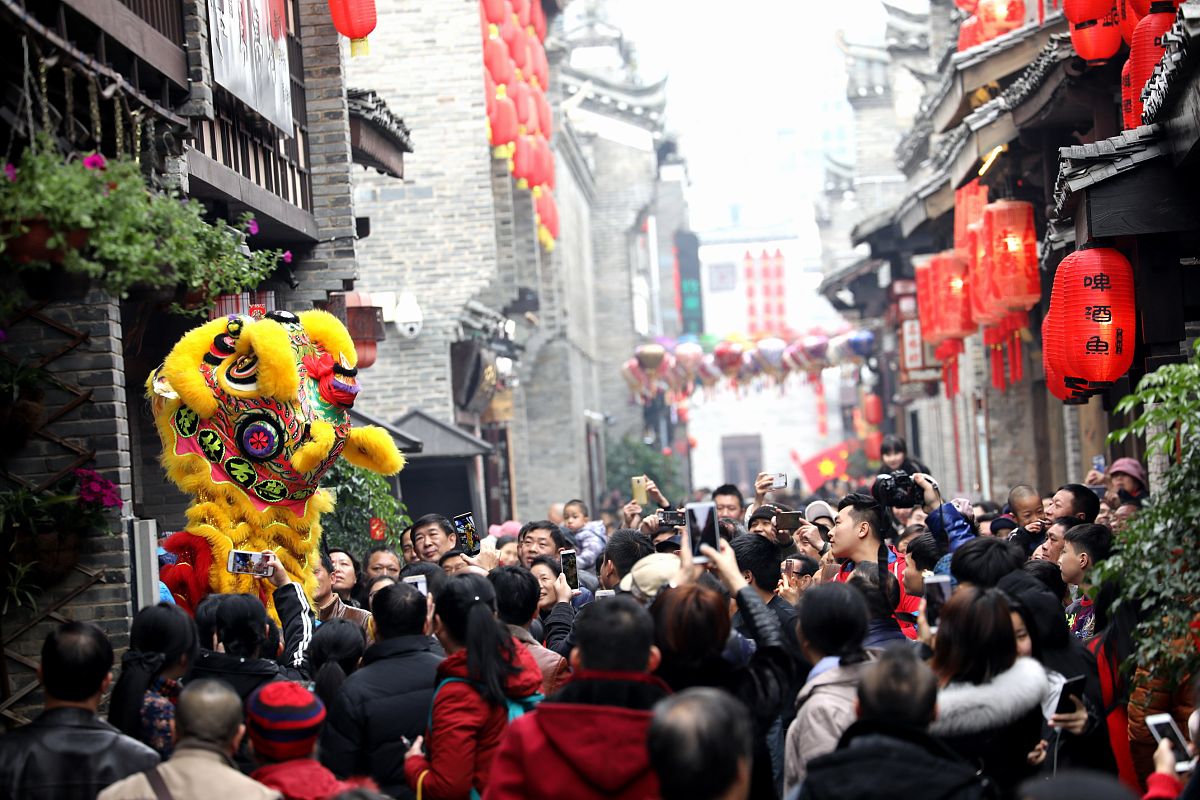 2019年2月5日,在广西桂林市东西古巷,民间艺人舞狮闹新春,吸引众多市