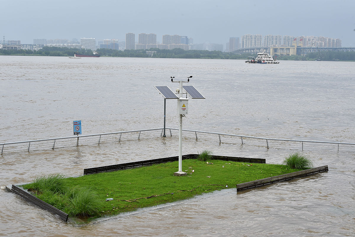 2020年7月13日,江苏南京,长江南京站水位持续上涨一