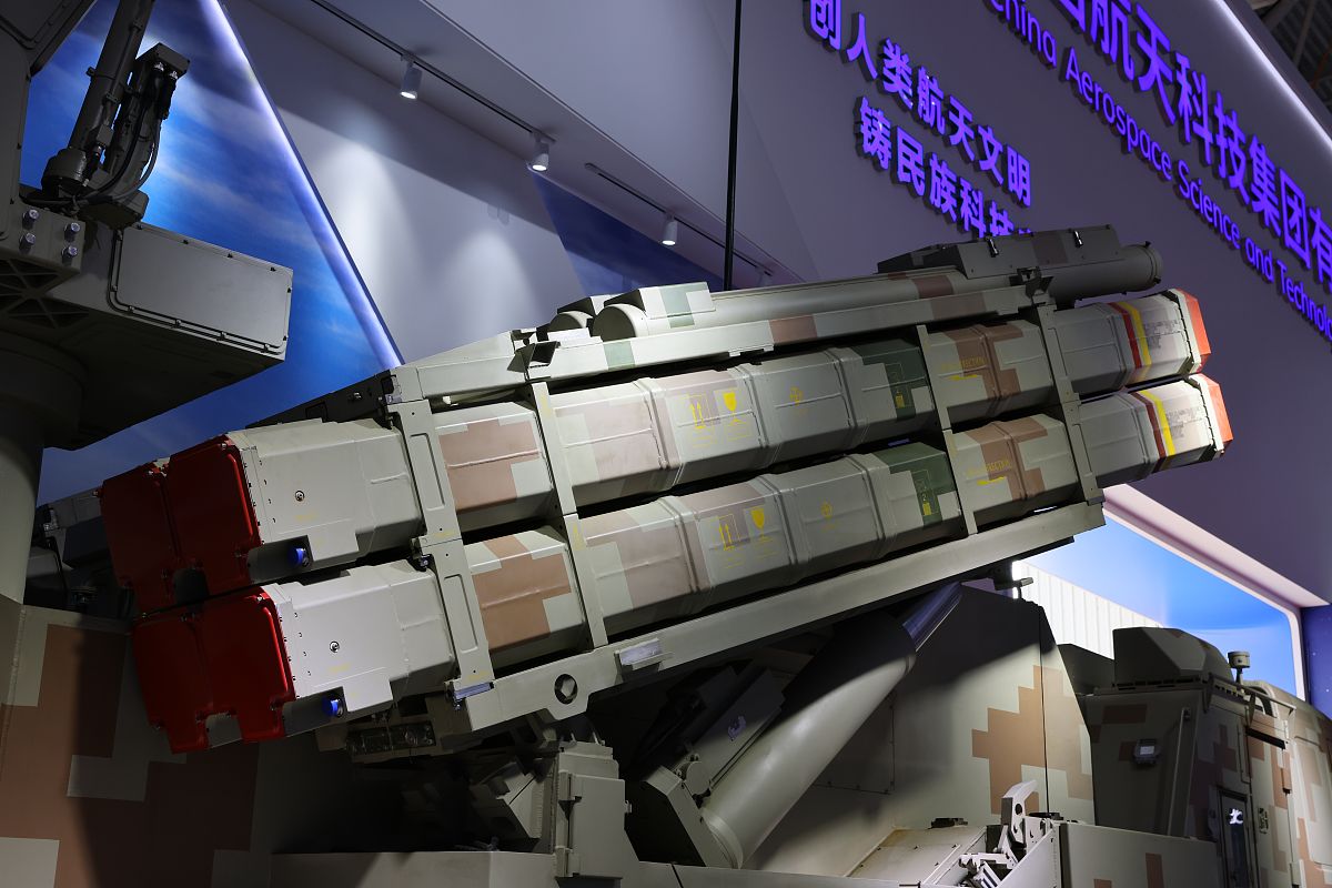 以学术论文的格式讲电磁炮的挑战与展望约2000字